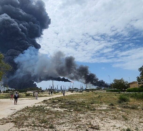 co-so-loc-dau-bi-tan-cong,-iran-phong-ten-lua-vao-cac-nuoc-vung-vinh