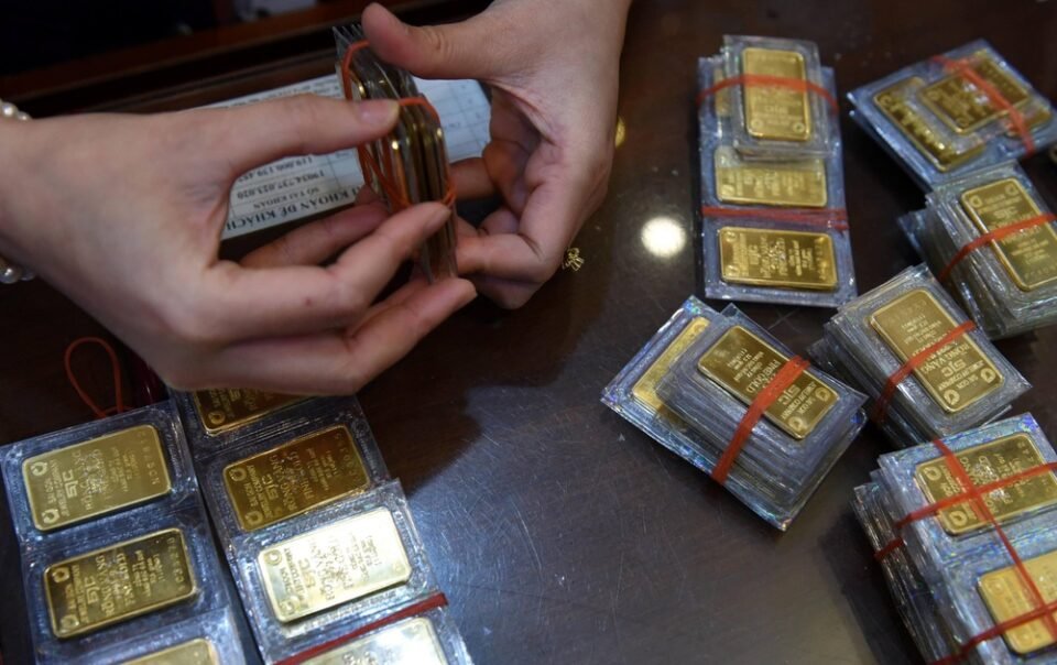 gia-vang-hom-nay-94.2026:-giam-soc-khien-nguoi-mua-lo-gan-10-trieu-sau-mot-dem