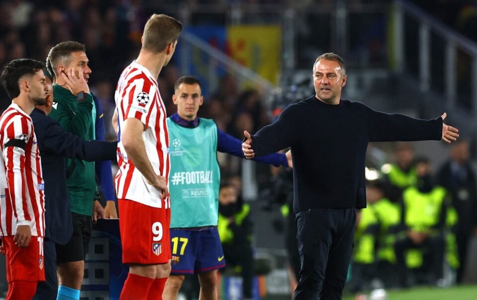 barcelona-‘phoi-ao’-dau-don-tren-san-nha,-hlv-hansi-flick-to-trong-tai-va-to-var-thien-vi