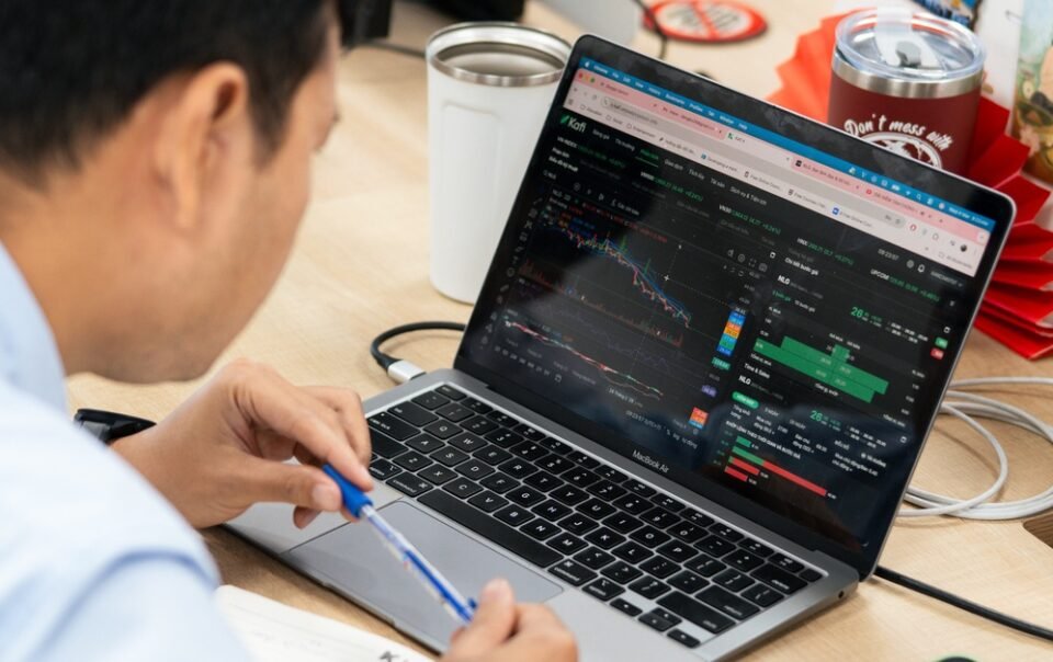 chung-khoan-9-4:-thi-truong-bung-no,-nha-dau-tu-dang-giu-100%-tien-mat-nen-lam-gi?