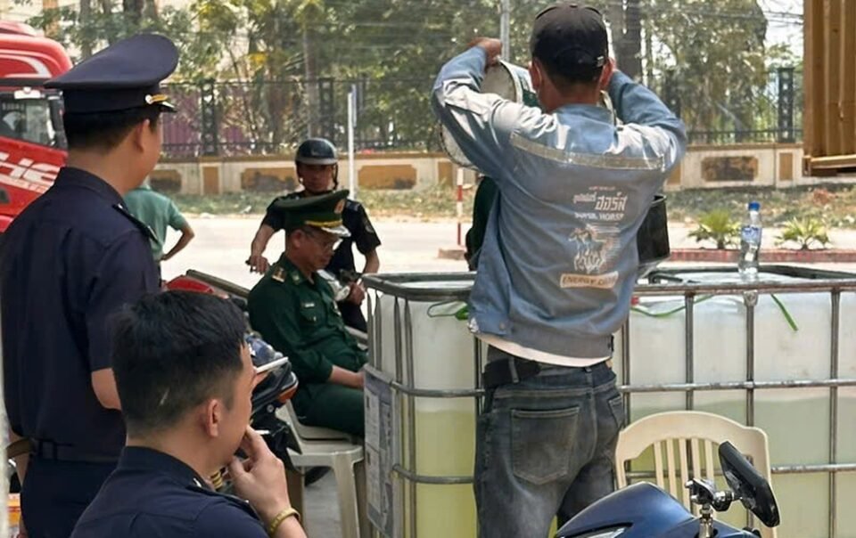 cong-an-tinh-quang-tri-bat-xe-tai-gia-co-gam-cho-dau-diesel-qua-bien-gioi