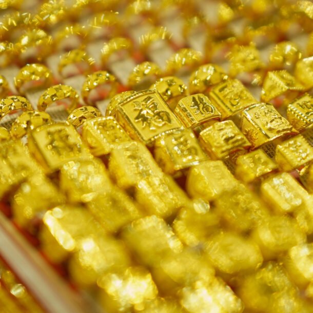 gia-vang-hom-nay-10/4/2026:-bat-tang-manh,-vang-mieng-sjc-va-nhan-tang-1,2-trieu/luong