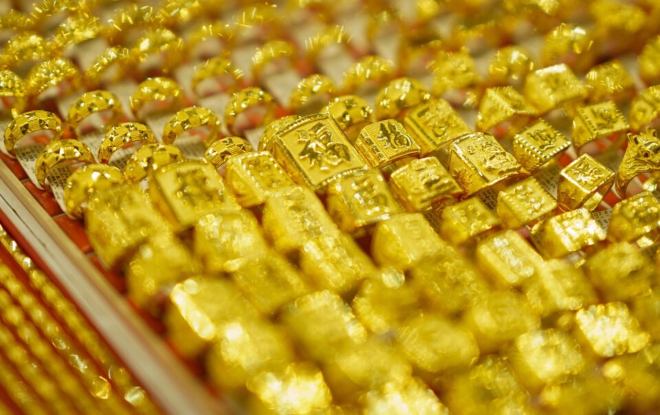 gia-vang-hom-nay-10/4/2026:-bat-tang-manh,-vang-mieng-sjc-va-nhan-tang-1,2-trieu/luong