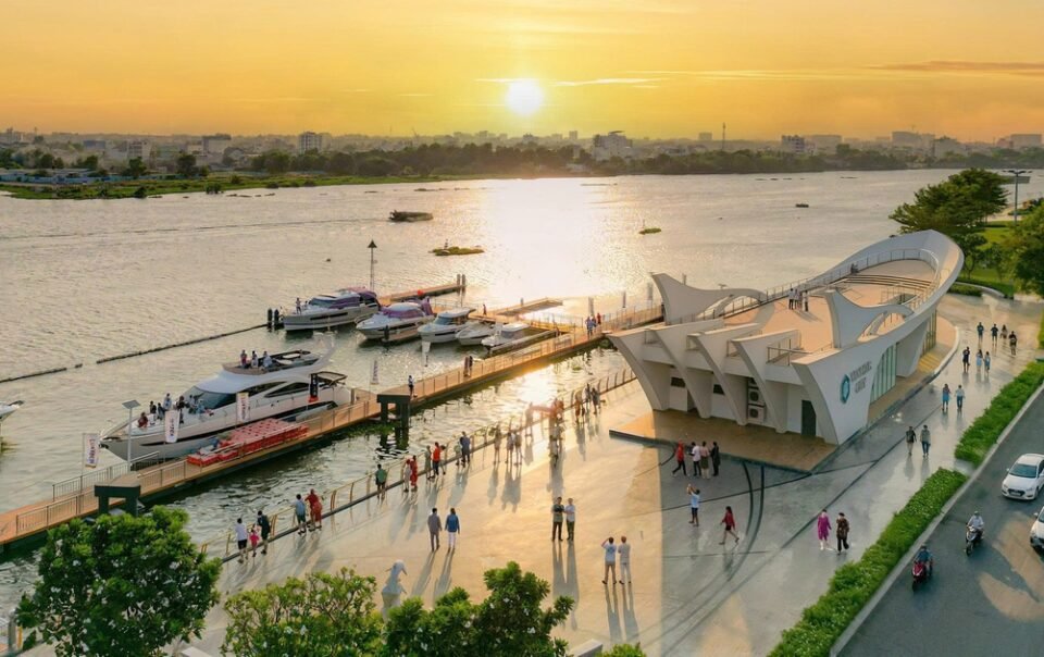 ngam-hoang-hon-chau-au-tho-mong-giua-long-van-phuc-city