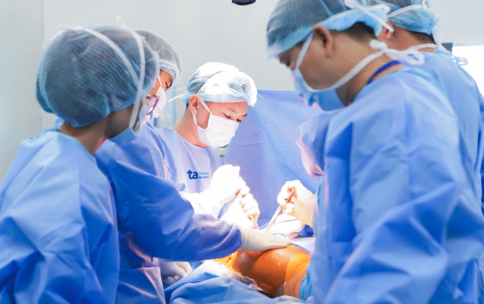 thay-khop-hang-cho-cu-ba-mac-da-benh-nen