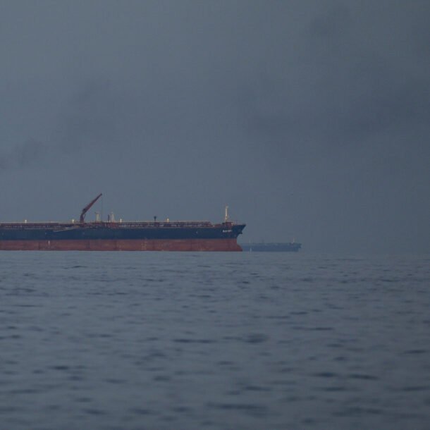 ong-trump:-iran-khong-duoc-thu-phi-tau-di-qua-eo-bien-hormuz