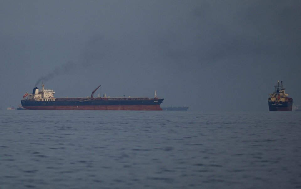 ong-trump:-iran-khong-duoc-thu-phi-tau-di-qua-eo-bien-hormuz