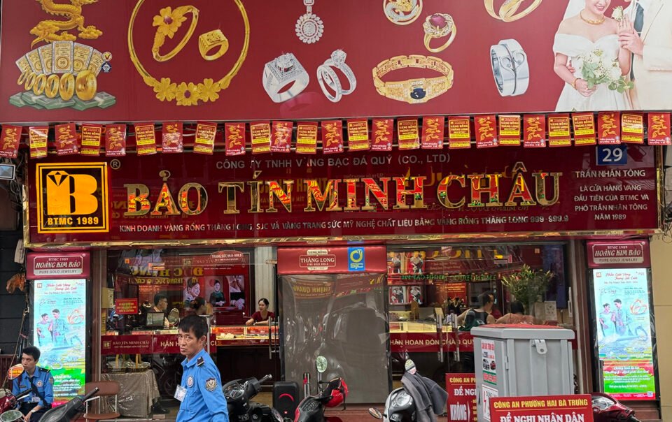 gia-vang-lao-doc,-'pho-vang'-vang-tanh,-bao-tin-minh-chau-ban-hang-kieu-moi