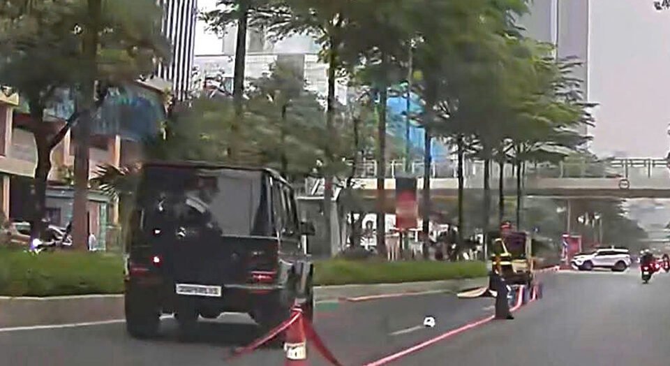 nguoi-di-bo-tu-vong-sau-va-cham-voi-o-to-mercedes-g63-o-ha-noi