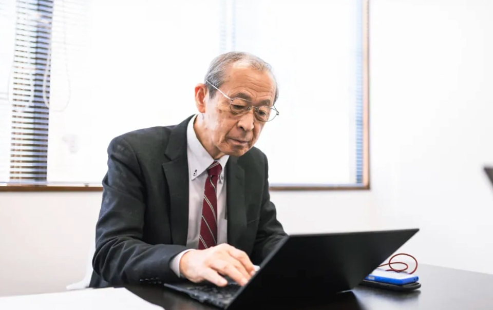 giai-ma-hien-tuong-‘nhan-vien-ngoi-ben-cua-so’-o-cong-so-nhat