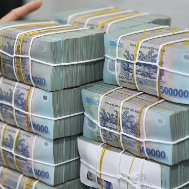 tin-tuc-sang-10-4:-lai-suat-lien-ngan-hang-ha-nhiet,-qua-dem-ve-duoi-5%