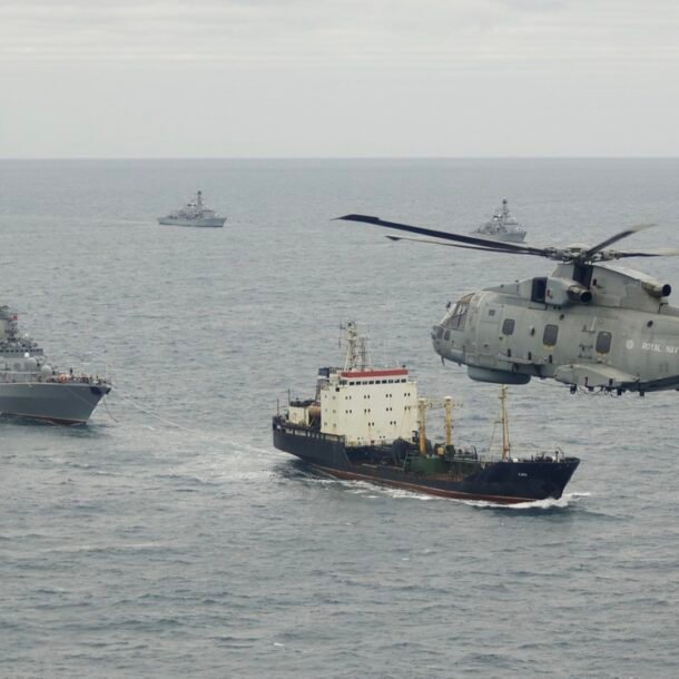 anh-tuyen-bo-phat-hien,-chan-tau-ngam-nga-tham-do-o-bac-dai-tay-duong