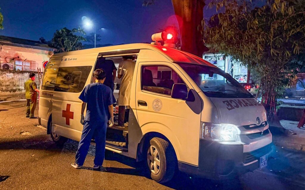 cuu-5-nguoi-ket-trong-can-nha-boc-chay-luc-nua-dem