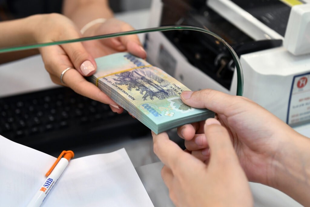 ngan-hang-dong-loat-giam-lai-suat;-dot-xuat-thanh-tra-mot-doanh-nghiep-vang