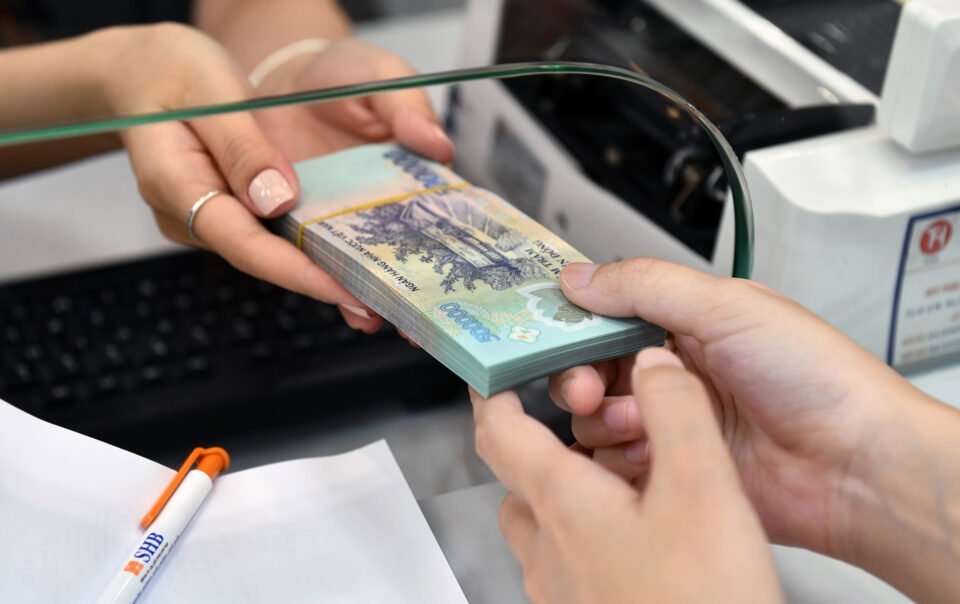 ngan-hang-dong-loat-giam-lai-suat;-dot-xuat-thanh-tra-mot-doanh-nghiep-vang