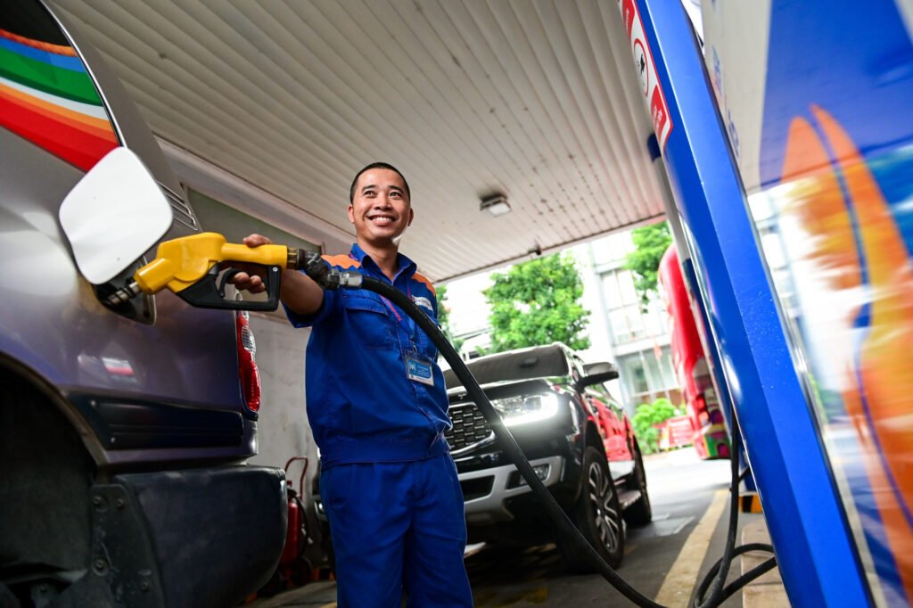 gia-xang-dau-co-loai-giam-gan-10.000-dong/lit;-chi-con-xang-e10-tu-30/4