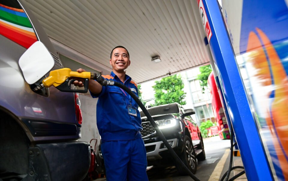 gia-xang-dau-co-loai-giam-gan-10.000-dong/lit;-chi-con-xang-e10-tu-30/4