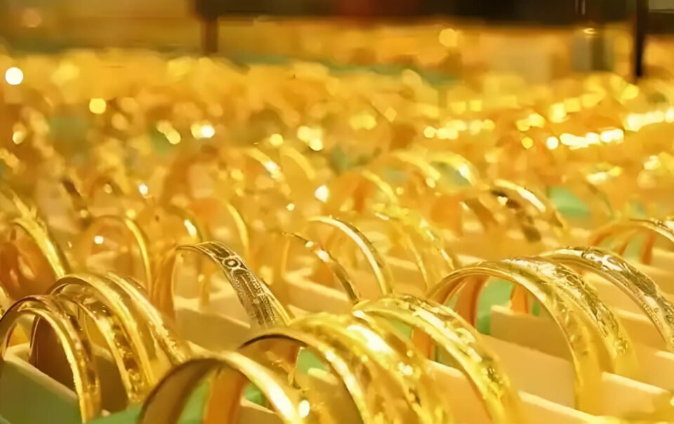 gia-vang-tang-vot-sau-khi-khach-chot-don-online,-cua-hang-'lat-keo'