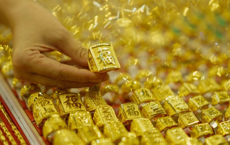 gia-vang-hom-nay-11/4/2026:-tiep-tuc-suy-yeu,-sjc-va-nhan-giam-ve-sat-172-trieu/luong