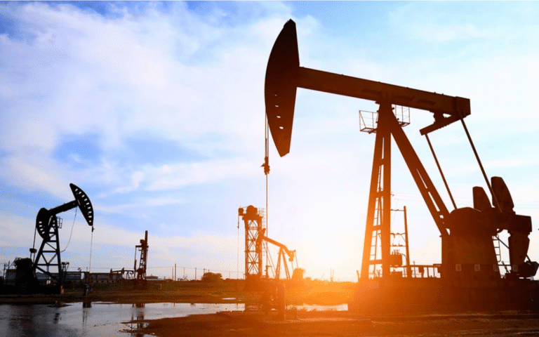 doc-nhanh-13-4:-gia-dau-vot-len-gan-104-usd/thung;-dong-usd-manh-len,-vang-giam