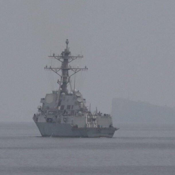 can-canh-chien-ham-my-dieu-dong-ra-pha-thuy-loi-o-eo-bien-hormuz