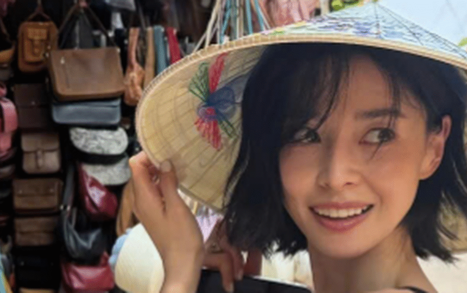 my-nhan-han-quoc-doi-non-la,-dao-pho-co-hoi-an