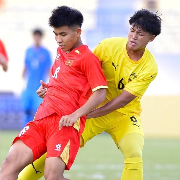 co-dong-vien-bong-da-malaysia-chan-nan-khi-u17-thua-dam-viet-nam