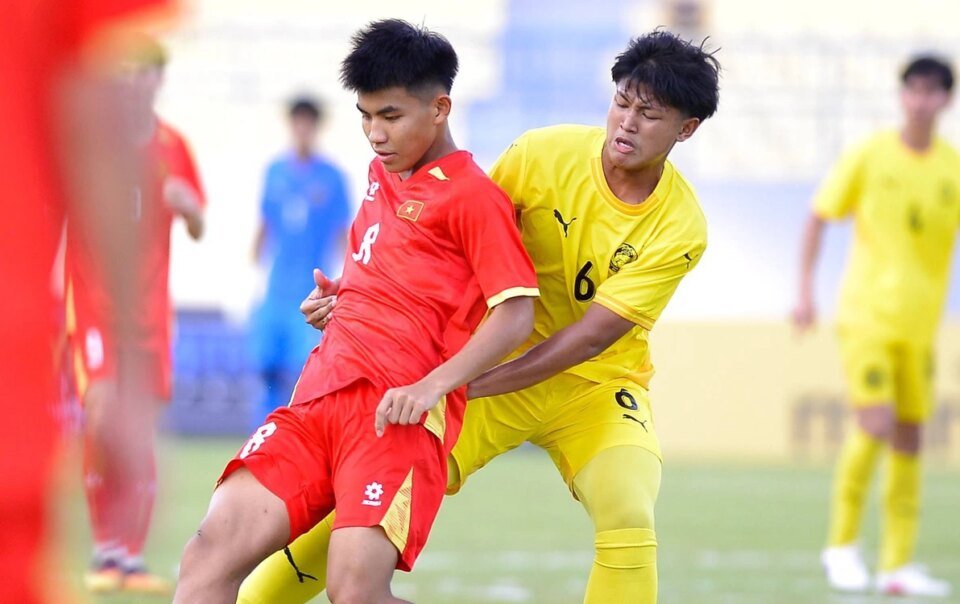 co-dong-vien-bong-da-malaysia-chan-nan-khi-u17-thua-dam-viet-nam