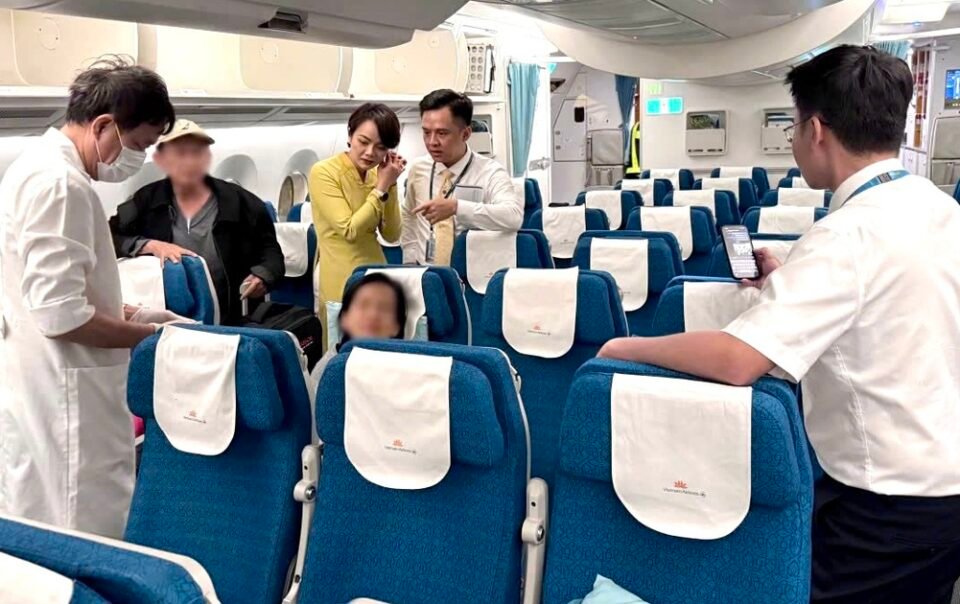 nghet-tho-khoanh-khac-hanh-khach-nguy-kich-tren-chuyen-bay-tu-my-ve-tp.hcm