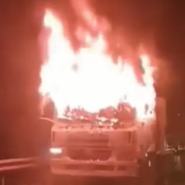 xe-dau-keo-boc-chay-du-doi-tren-quoc-lo-12a,-cabin-bi-thieu-rui