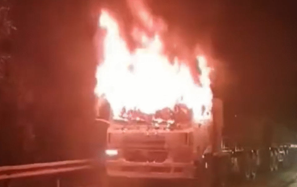 xe-dau-keo-boc-chay-du-doi-tren-quoc-lo-12a,-cabin-bi-thieu-rui