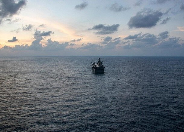 tau-cho-dau-lien-quan-iran-di-qua-eo-bien-hormuz-du-my-ap-phong-toa