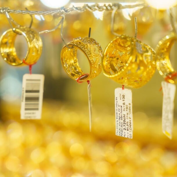 gia-vang-hom-nay-15/4/2026:-sjc-va-nhan-tron-tang-'boc-dau’-toi-2,5-trieu-dong/luong