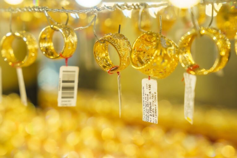 gia-vang-hom-nay-15/4/2026:-sjc-va-nhan-tron-tang-'boc-dau’-toi-2,5-trieu-dong/luong