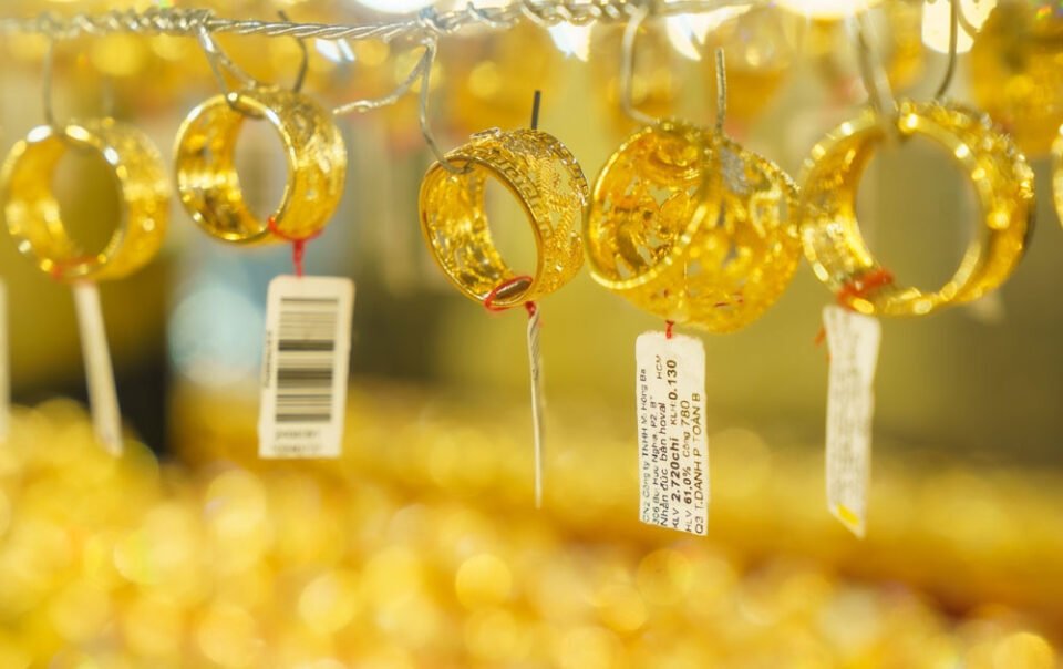 gia-vang-hom-nay-15/4/2026:-sjc-va-nhan-tron-tang-'boc-dau’-toi-2,5-trieu-dong/luong