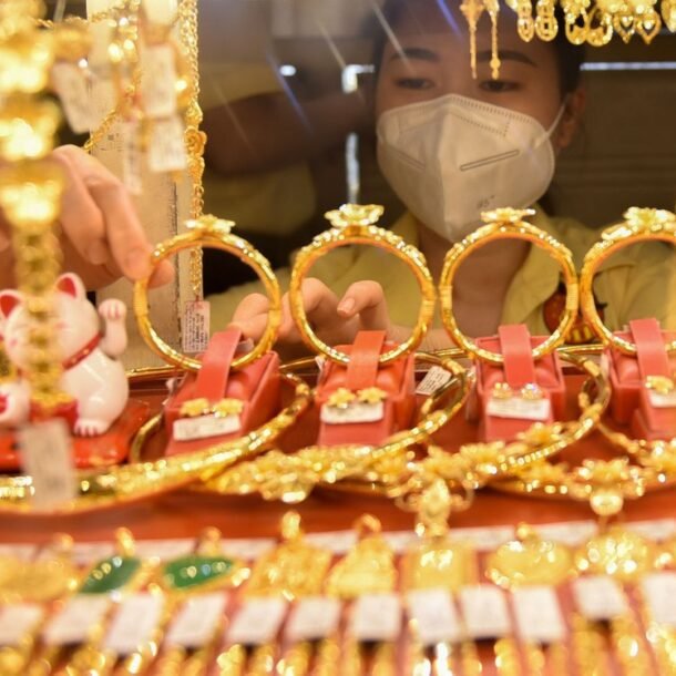 gia-vang-tang-vot-sau-khi-my-va-iran-xem-xet-tai-dam-phan