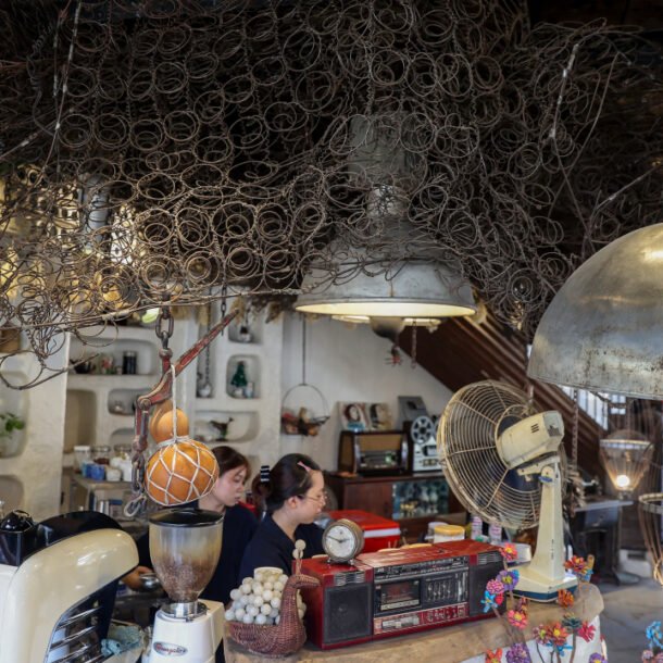 quan-ca-phe-trang-tri-bang-sat-thep-cu-o-tp-hcm