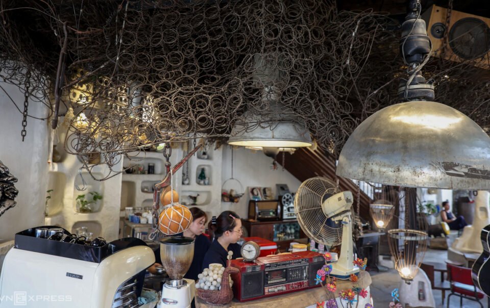 quan-ca-phe-trang-tri-bang-sat-thep-cu-o-tp-hcm