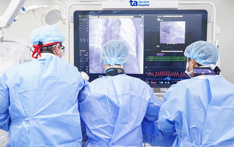 thay-van-tim-qua-ong-thong-cho-cu-ba-96-tuoi