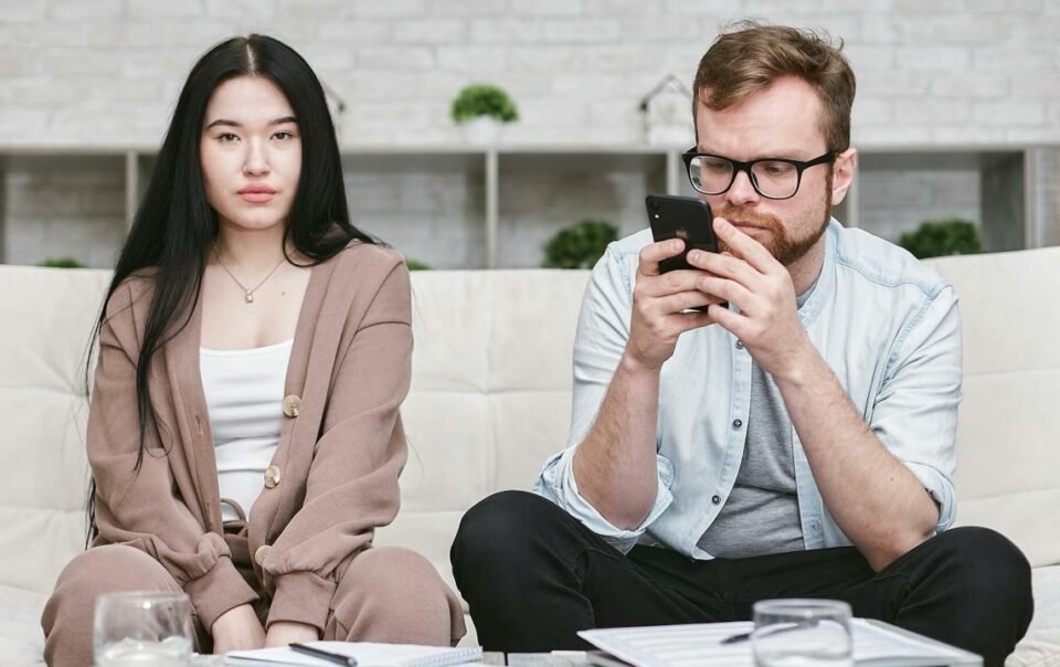 ngoai-tinh-‘map-mo’-–-song-ngam-tan-pha-hon-nhan