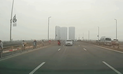 ba-thanh-nien-danh-vong-xe-may-nga-sap-mat