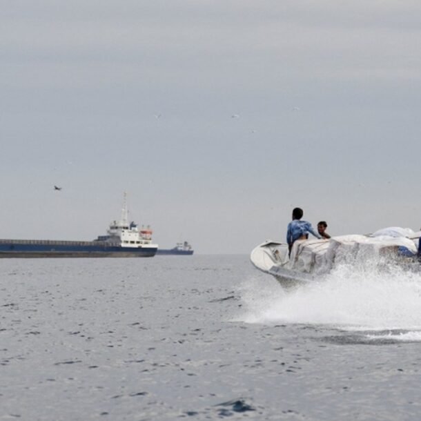 trung-dong-sang-16-4:-iran-doa-danh-chim-tau-my-o-eo-bien-hormuz;-my-buoc-it-nhat-10-tau-quay-dau