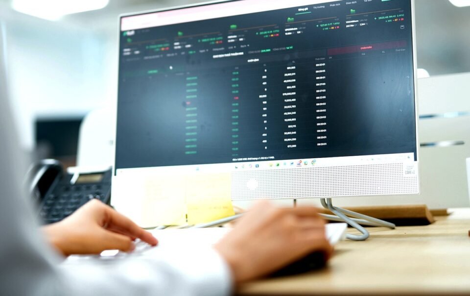 chung-khoan-16-4:-chien-su-iran-tac-dong-ra-sao-toi-loi-nhuan-trung-binh-toan-thi-truong-nam-2026?