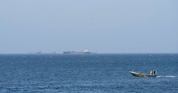 chua-c&oacute;-loi-tho&aacute;t-cho-eo-bien-hormuz