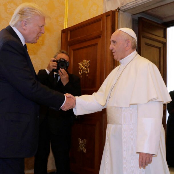 nhung-lan-tong-thong-my-bat-dong-voi-giao-hoang