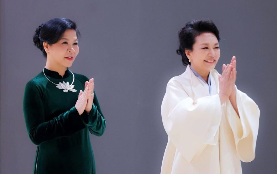 phu-nhan-ngo-phuong-ly-gap-phu-nhan-banh-le-vien,-chia-se-ve-giao-luu-van-hoa-viet-–-trung