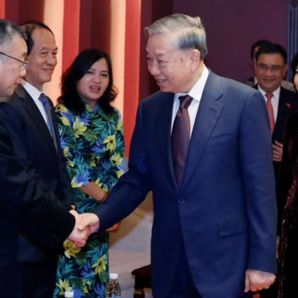 tong-bi-thu,-chu-tich-nuoc-to-lam-gap-than-nhan-cac-tuong-linh,-nhan-si-huu-nghi-viet-–-trung