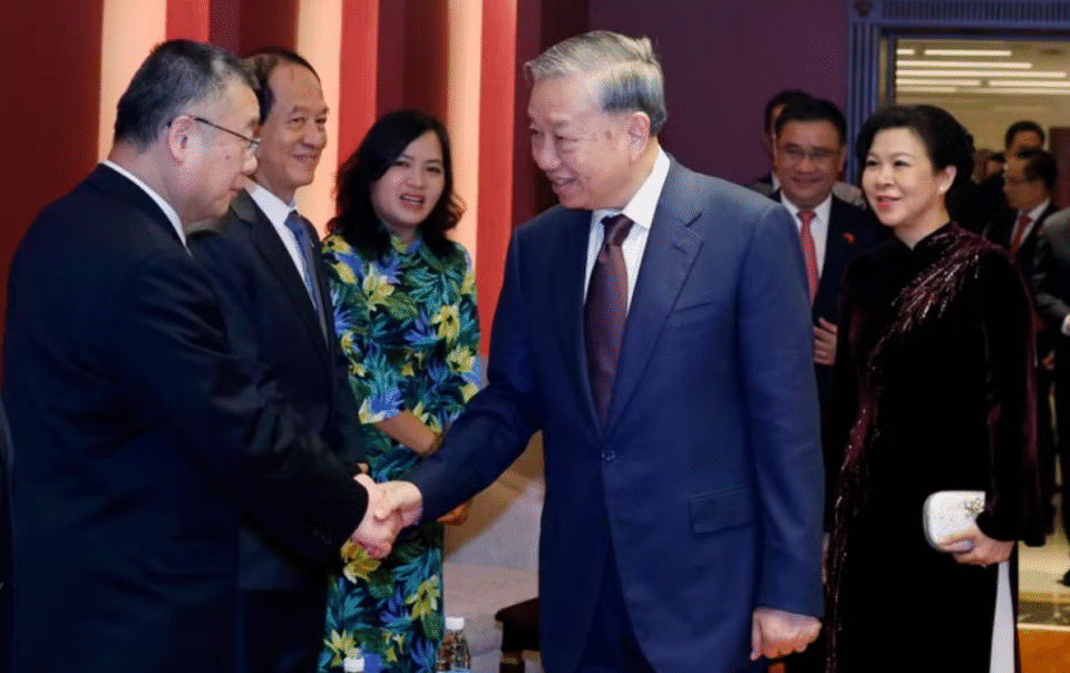 tong-bi-thu,-chu-tich-nuoc-to-lam-gap-than-nhan-cac-tuong-linh,-nhan-si-huu-nghi-viet-–-trung