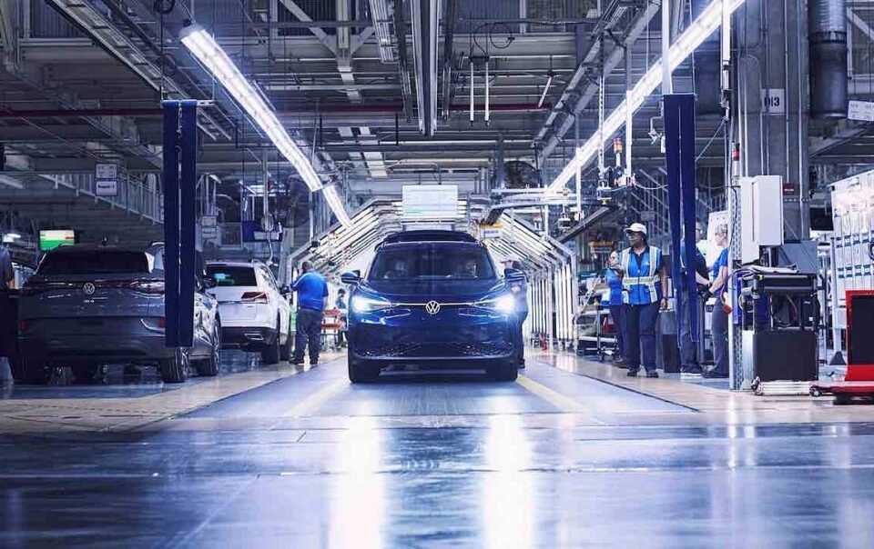 nguoi-my-giam-mua-xe-dien,-volkswagen-dung-san-xuat