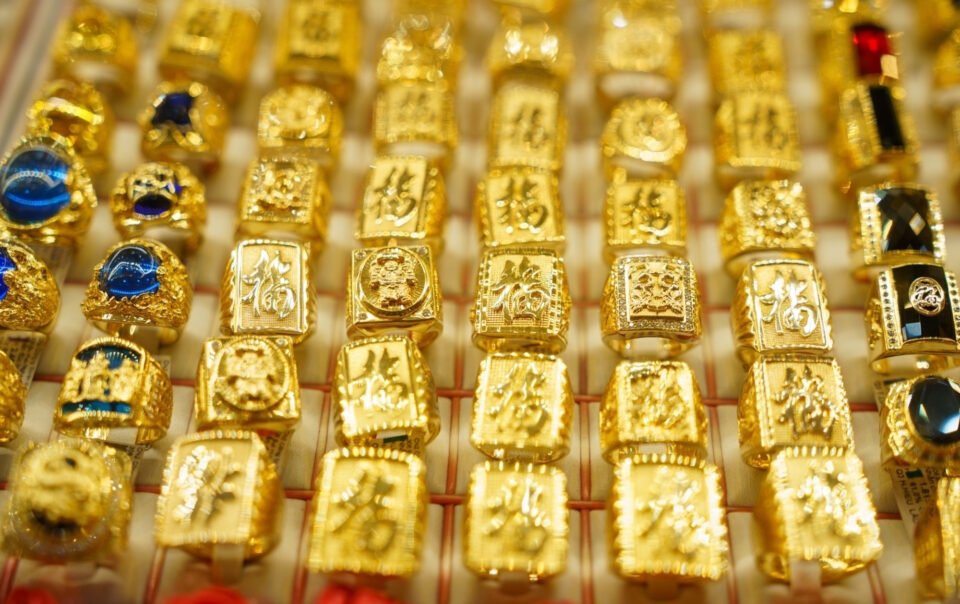 gia-vang-hom-nay-17/4/2026-giam-sau,-vang-trong-nuoc-gay-bat-ngo-lon